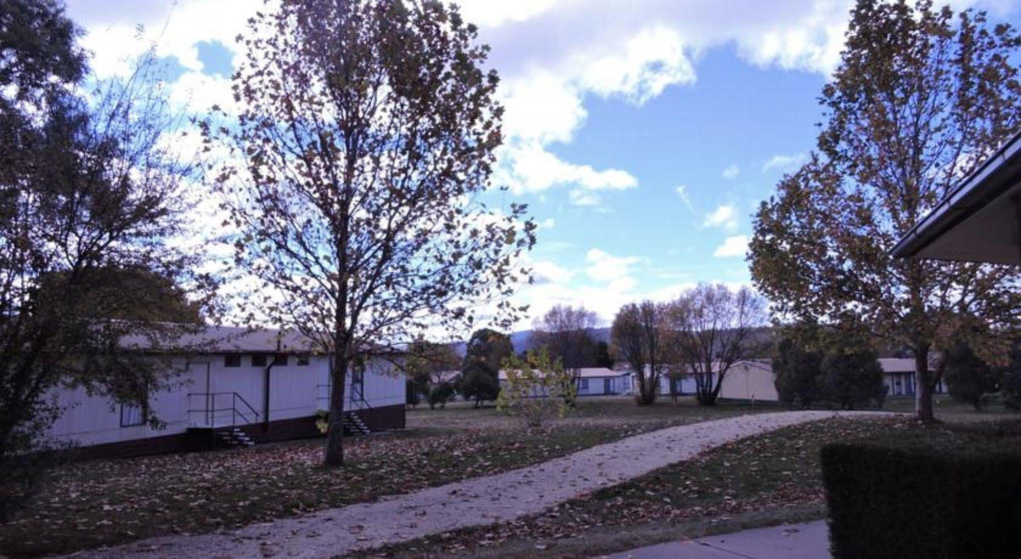 The Station Hotel Джиндабайн Екстериор снимка