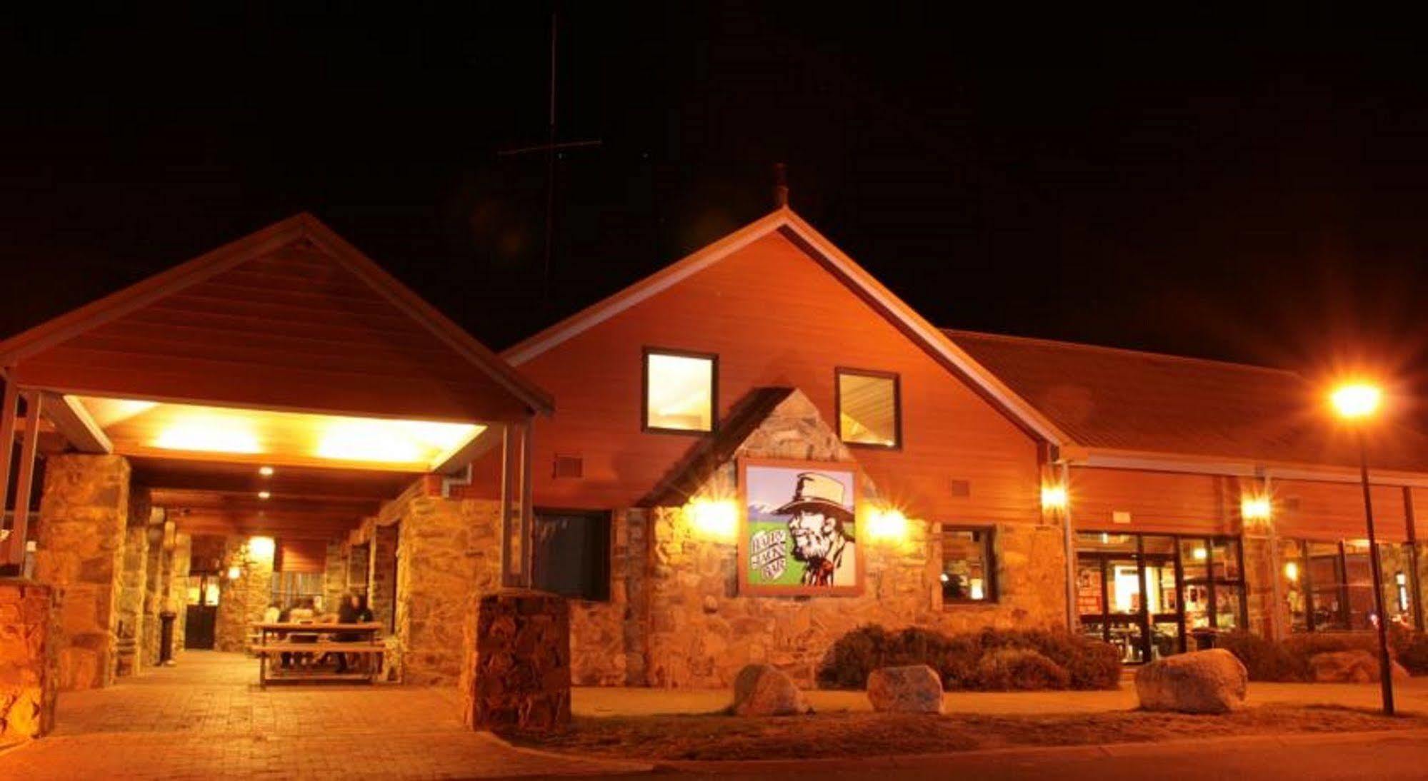 The Station Hotel Джиндабайн Екстериор снимка